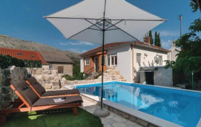 Holiday House with heated pool